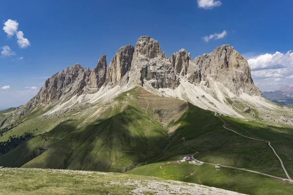 Maravillosa vista de verano de Sassolungo. Dolomitas. Italia . —  Fotos de Stock