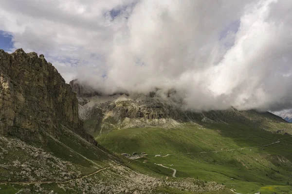 Passo Pordoi harika manzara. Dolomites. İtalya. — Stok fotoğraf