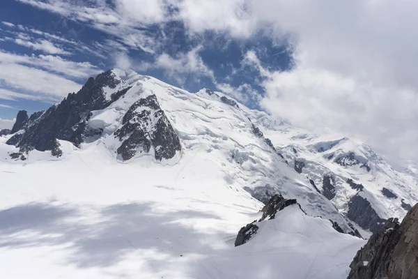 Vista del Mont Blanc en un hermoso día soleado. Alpes . — Foto de Stock