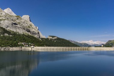 Lago di Fedaia güzel sahne. Dolomites. İtalya.