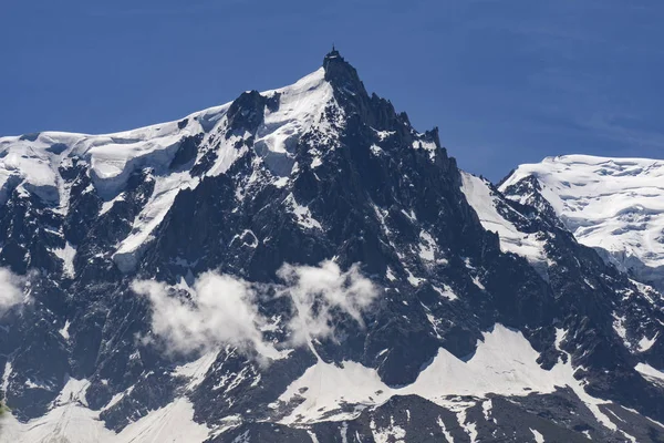 Aiguille du Midi görünümü güzel güneşli bir günde. Fransız Alps.