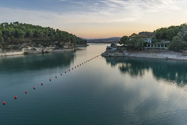 Güzel bir akşam manzarası göl Ardales. Malaga il.