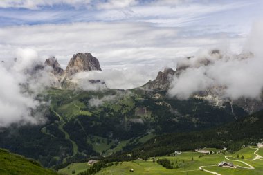 Sassolungo Bulutların arasında doruklarına. Dolomites. İtalya.