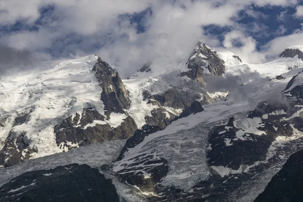 Hermoso paisaje de los grandes picos de montaña en el Mont Blanc — Foto de Stock