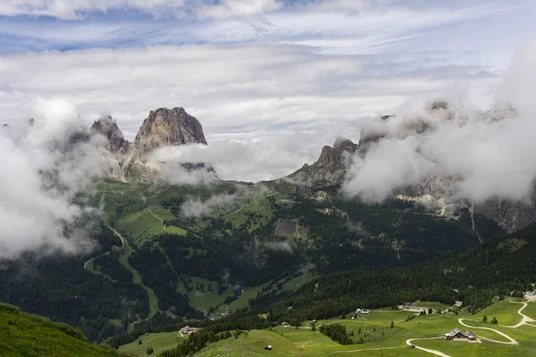 Sassolungo Bulutların arasında doruklarına. Dolomites. İtalya.
