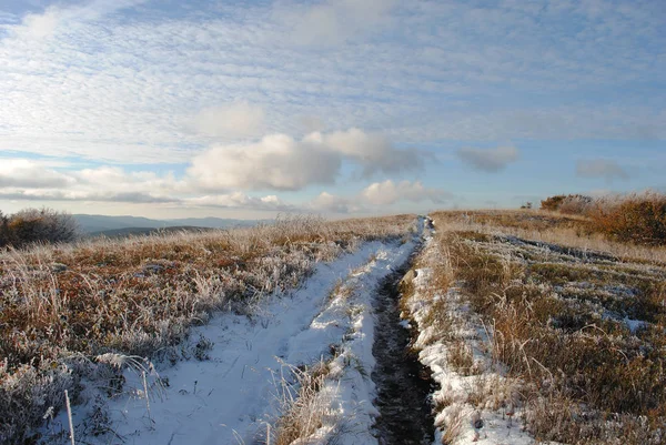 Sonbaharda erken kar. Bieszczady. Polonya.