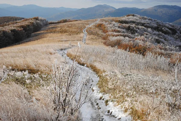 Nieve temprana en el otoño. Bieszczady. Polonia . — Foto de Stock