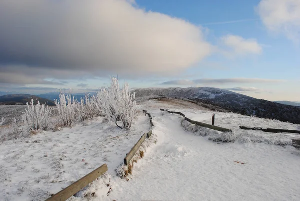 Nieve temprana en el otoño. Bieszczady. Polonia . — Foto de Stock