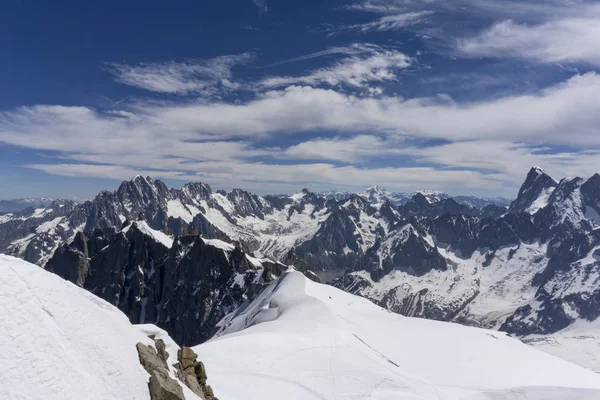 El hermoso paisaje de los Alpes desde la cima de los Aigui —  Fotos de Stock