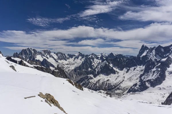 El hermoso paisaje de los Alpes en junio . —  Fotos de Stock