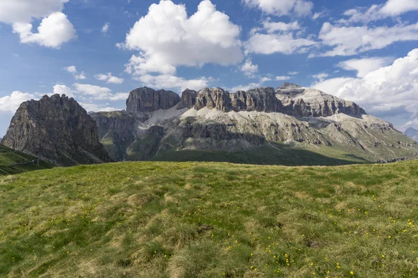 Krásný pohled na Sella group v červnu. Dolomity. Itálie. — Stock fotografie