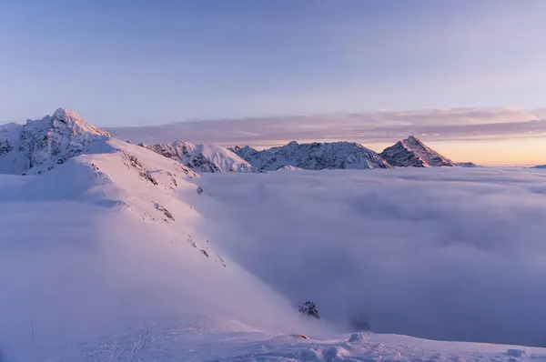 Picos de montaña en el sol poniente durante la inversión. Tatra Mounta —  Fotos de Stock