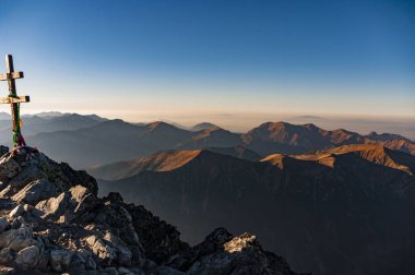 Krywan zirvesine güzel sonbahar manzara. Tatra Dağları