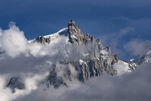 Aiguille du Midi entre las nubes. Macizo del Mont Blanc. Alpes . — Foto de Stock