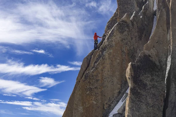 Bir dağcı Aiguille du Midi duvarına silüeti. Alp