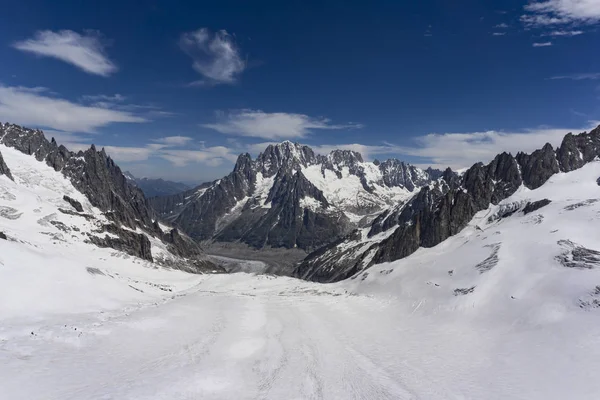 El hermoso paisaje majestuoso del macizo del Mont Blanc en junio . —  Fotos de Stock