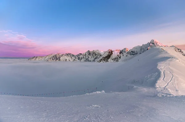 Hohe Tatra bei Umkehr in der untergehenden Sonne. — Stockfoto