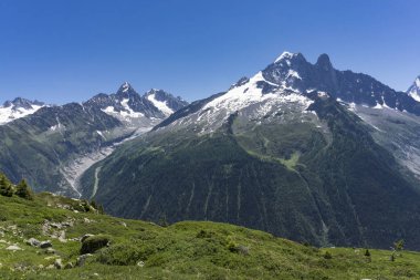 Alpler Haziran ayında. Mont Blanc massif manzarasına.