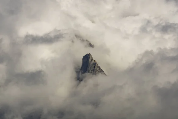 Un solo pico entre las nubes. Macizo del Mont Blanc. Alpes . — Foto de Stock