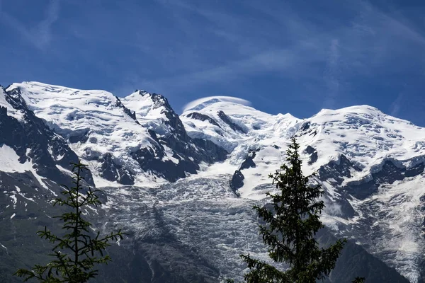 Vista del Mont Blanc en un hermoso día soleado. Alpes . —  Fotos de Stock