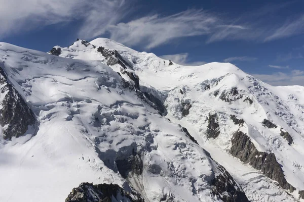 Cumbre del Mont Blanc en un hermoso día soleado. Alpes . — Foto de Stock