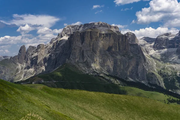 Güzel sahne büyük Dağ doruklarına. Dolomites. İtalya.