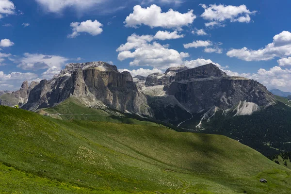 Maravillosa vista de verano del Grupo Sella. Dolomitas. Italia . —  Fotos de Stock