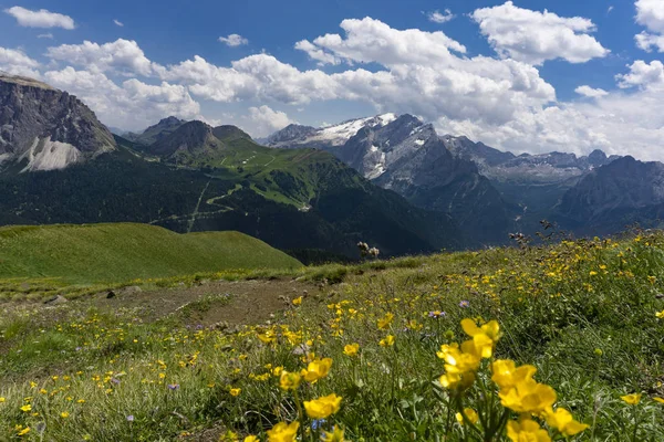 Wunderschöne Landschaft der Dolomiten im Juni. Italien. — Stockfoto