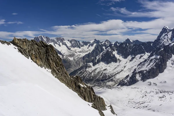 Piękny krajobraz Alp w czerwcu. — Zdjęcie stockowe