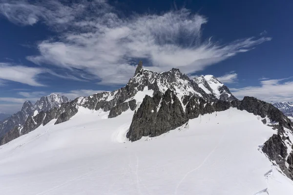 Vista de la cumbre de Dente del Gigante en el macizo del Mont Blanc —  Fotos de Stock