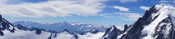 Haziran ayında Alpleri Panoraması. Mont Blanc massif manzarasına. — Stok fotoğraf