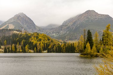 Göl Strbske Pleso sonbaharda. Tatra Dağları Slovakya.