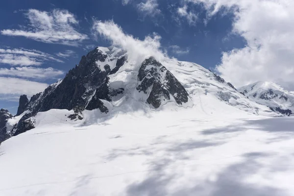 Haziran ayında Mont Blanc massif güzel görkemli sahne.