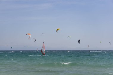 Kitesurfers Tarifa üzerinde. İspanya.