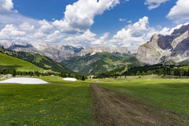 Güzel yaz dağ manzarası. Dolomites. İtalya.