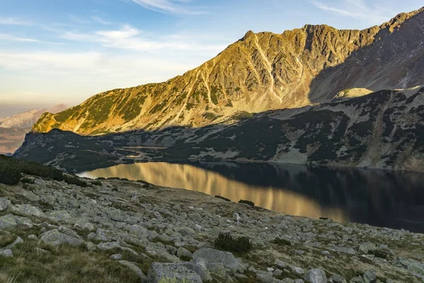 Vista de outono de Vale de Cinco Lagoas polonesas. Montanhas Tatra . — Fotografia de Stock
