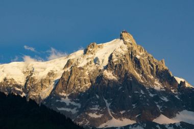 Batan güneşin ışığında Aiguille du Midi. Alpler.