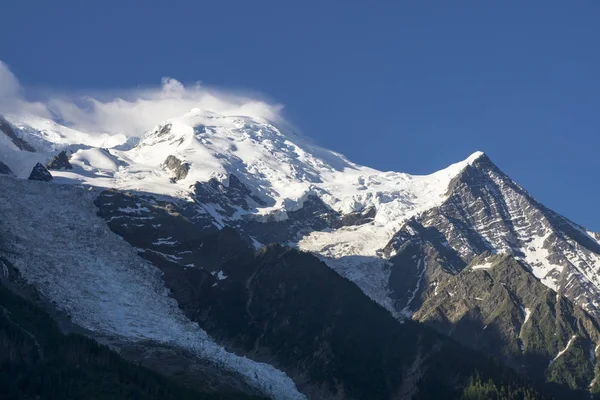 Vista de la mañana del Mont Blanc en junio. Alpes franceses . — Foto de Stock