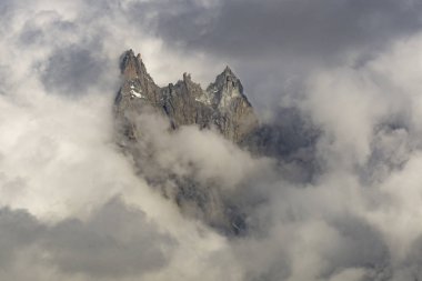 Tepeler Bulutların arasında. Mont Blanc massif. Alpler.