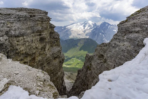 Sass Pordoi zirvesine üzerinden marmelat masifinin görünümü.