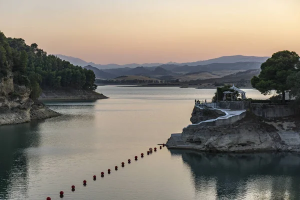 Göl Ardales akşam. Malaga il.