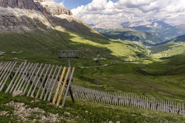 Gröna ängar omgivet av Dolomiterna. Italien. — Stockfoto