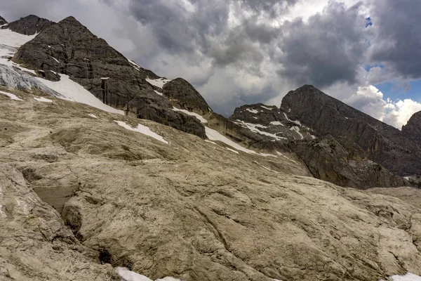 Nuvole di tempesta e cielo drammatico sul massiccio della Marmolada. Dolomit — Foto Stock