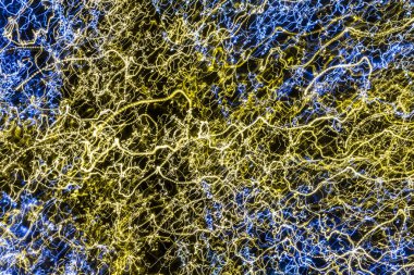 Koyu arka plan üzerinde renkli parlak çizgiler