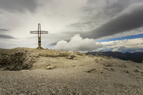 Rocky landscape with a cross on the summit of Sass Pordoi. Dolom — Stock Photo, Image