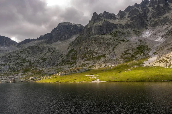 Beş spiskie göller Vadisi. Yüksek Tatra Dağları. Slovakça — Stok fotoğraf