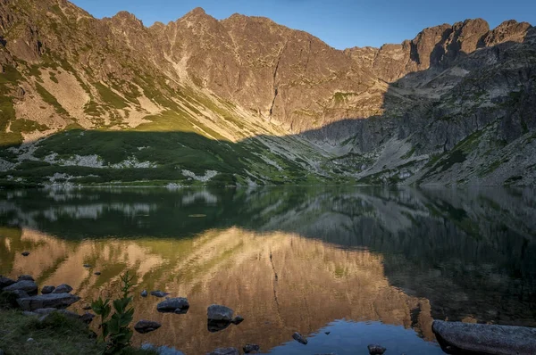Czarny Staw Gasienicowy (Lagoa Negra). Montanhas Tatra. Polónia . — Fotografia de Stock