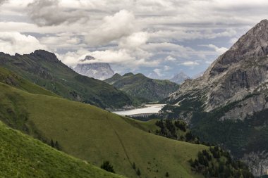 Güzel yaz toplayan Dolomites ve Lago di Fedaia. Bu