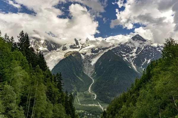 Alpler Haziran ayında. Mont Blanc massif manzarasına. — Stok fotoğraf