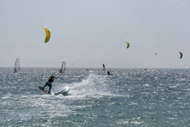 Kitesurfers Tarifa üzerinde. İspanya.